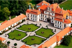 Jemniště zámek 19 km od penzionu Čtyřkoly