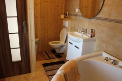 koupelna s vířivou vanou v penzionu U Čerta Čtyřkoly