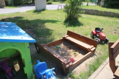 pískoviště na zahrádce u penzionu U Čerta